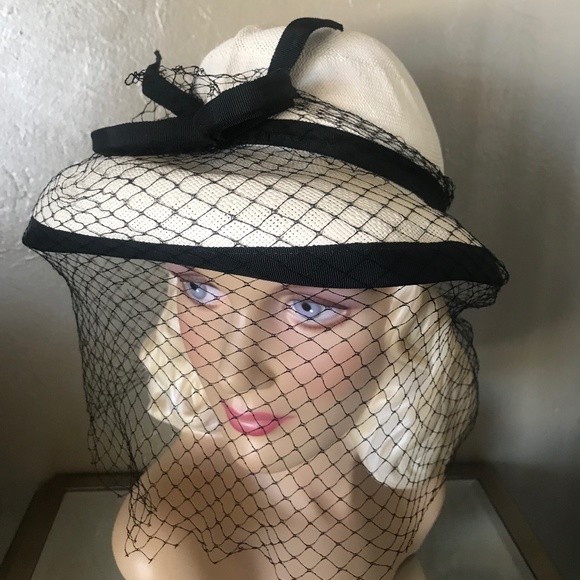 SPLENDID 1930s\' OFF-WHITE COLORED HAT WITH CREASED CROWN, SQUARED OFF FRONT BRIM main image 5